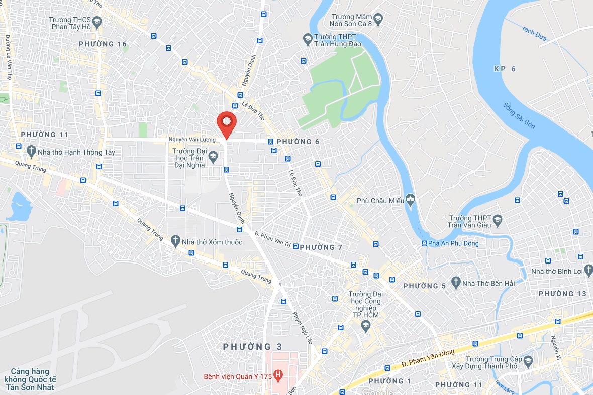 oto cuon xe may vao gam anh 2