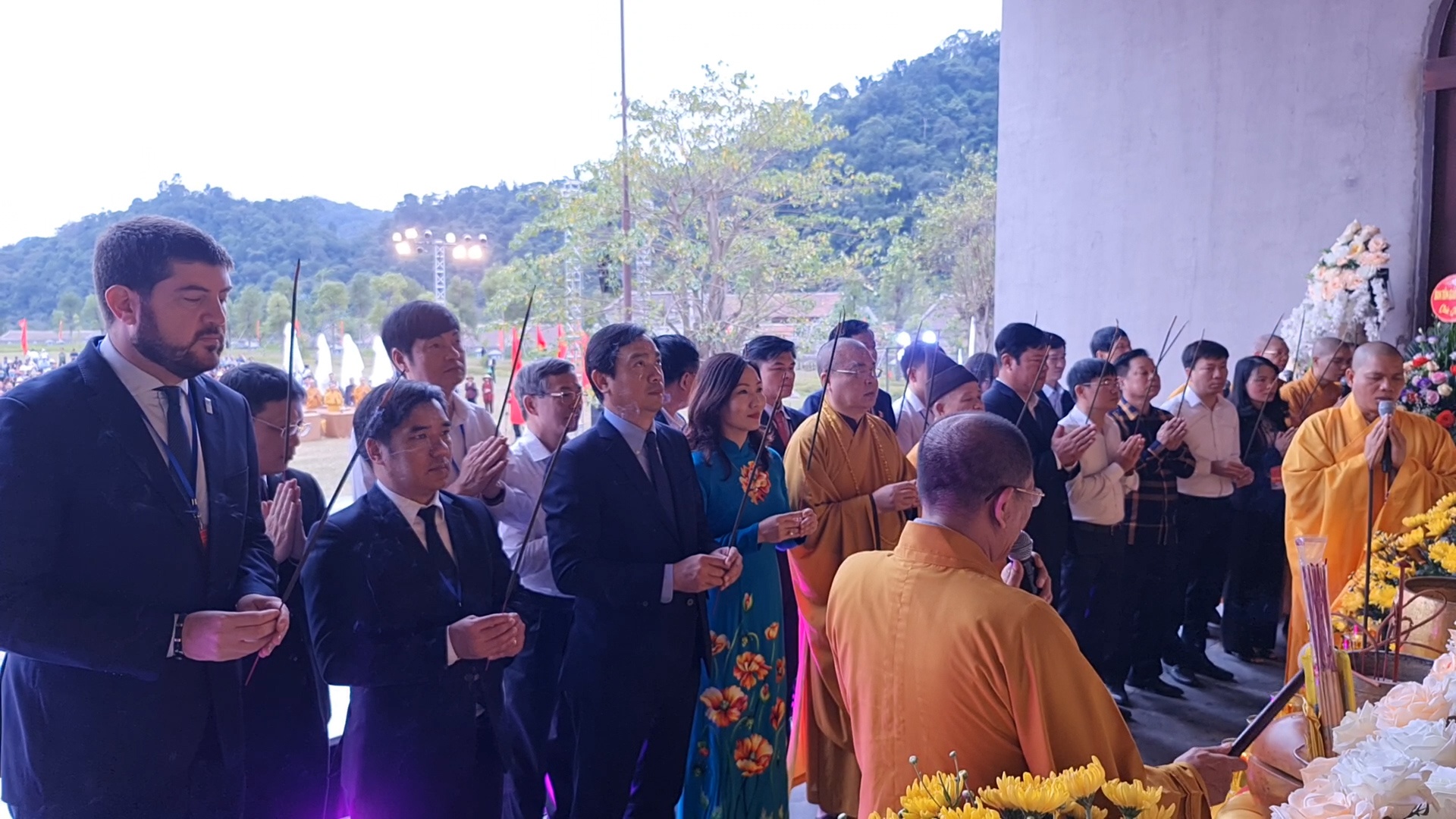 Dai dien UNESCO tai Viet Nam trai nghiem le hoi Yen Tu hinh anh