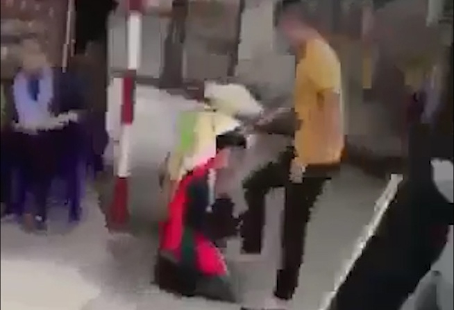 Nam sinh lop 7 bi danh hoi dong o Quang Ninh hinh anh