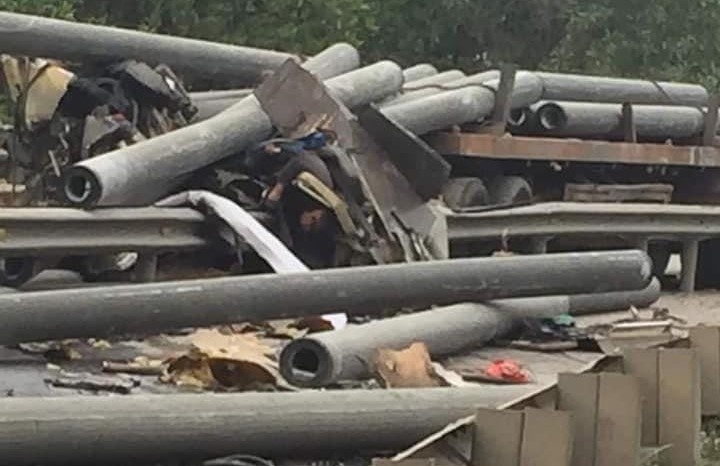 Tai xe xe dau keo bi cot dien de tu vong hinh anh