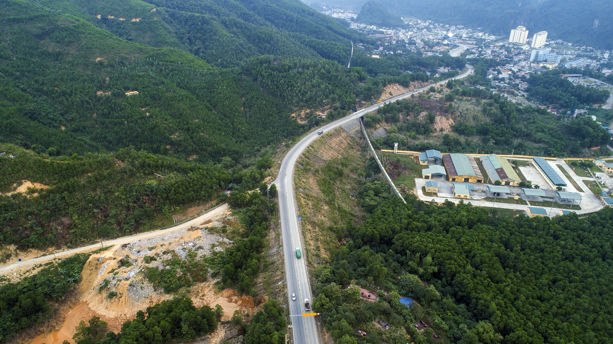 Xe dau keo gay tai nan lien hoan khi xuong doc anh 2