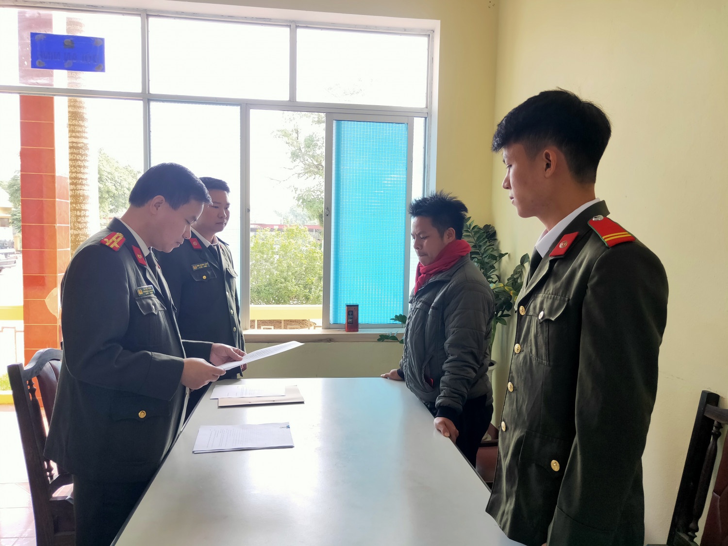 doa ban cong an anh 1