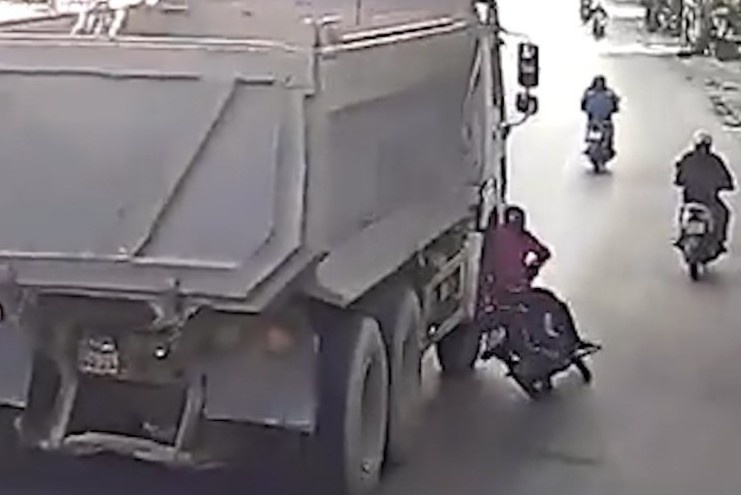 Nguoi phu nu bi xe tai can tu vong hinh anh