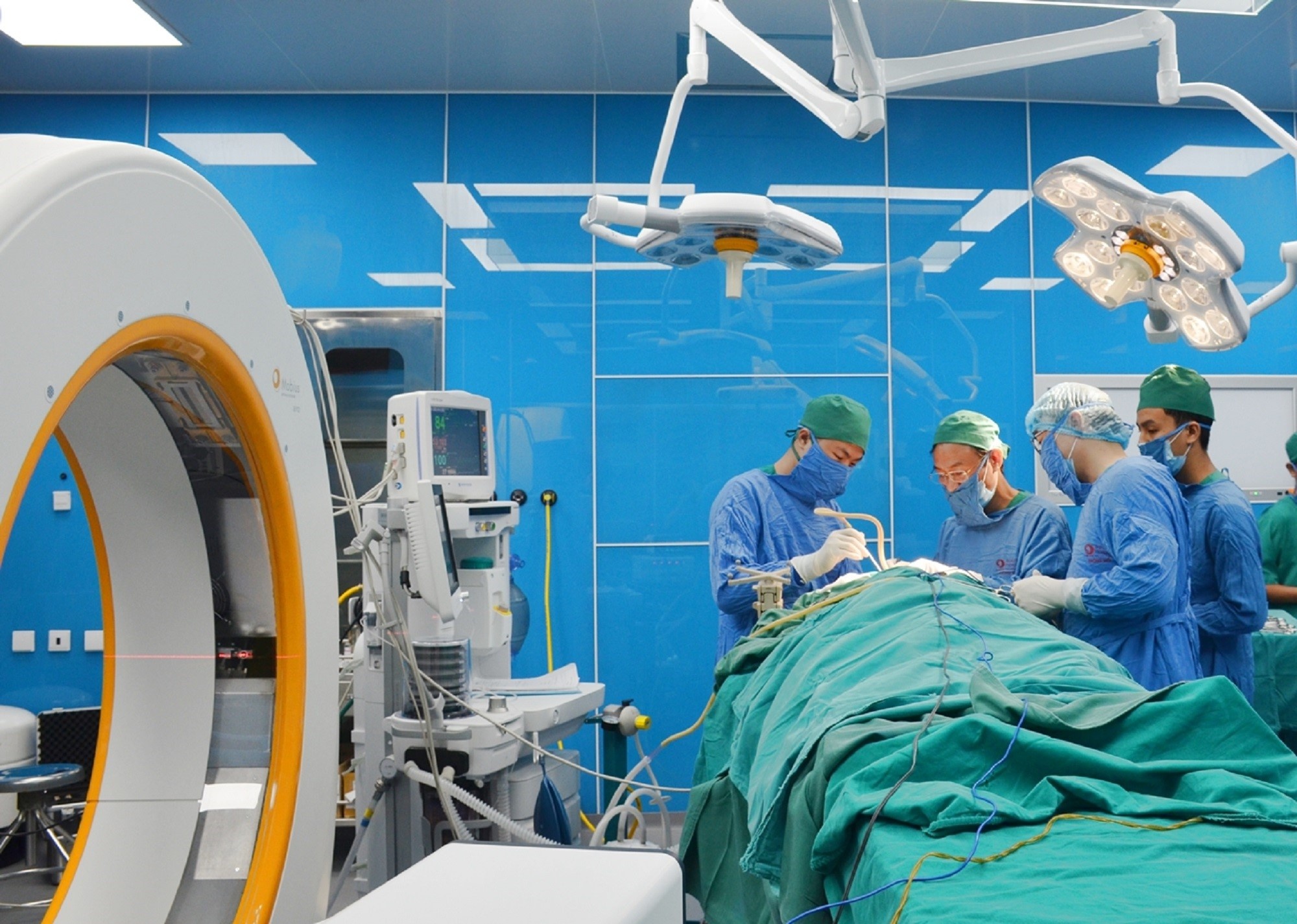 Nam thanh niên bị thang máy kẹp vỡ đầu ảnh 1 Nam thanh nien bi thang may kep vo dau anh 1