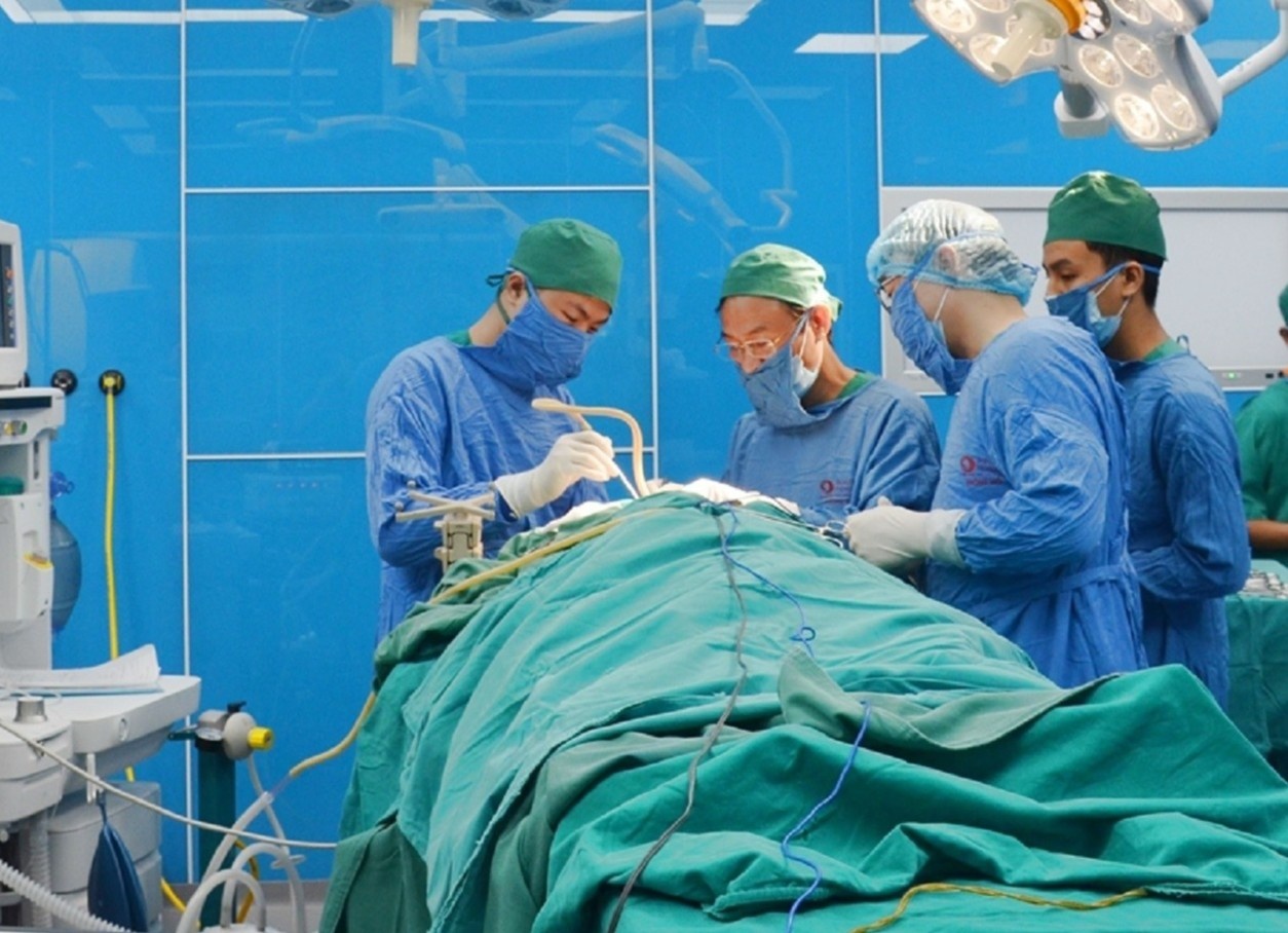 Nam thanh nien bi thang may kep vo dau hinh anh