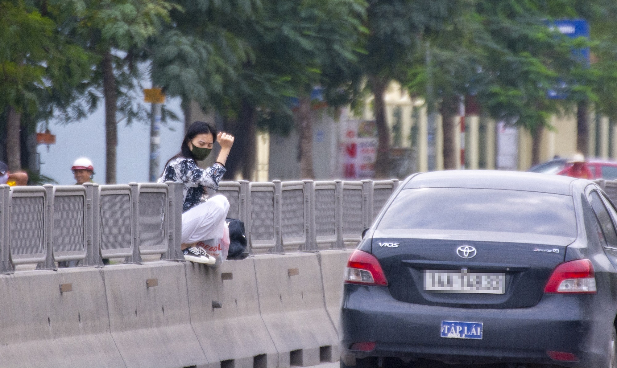 Hon 300 tam rao chong loa tren QL18 bi thao mat hinh anh