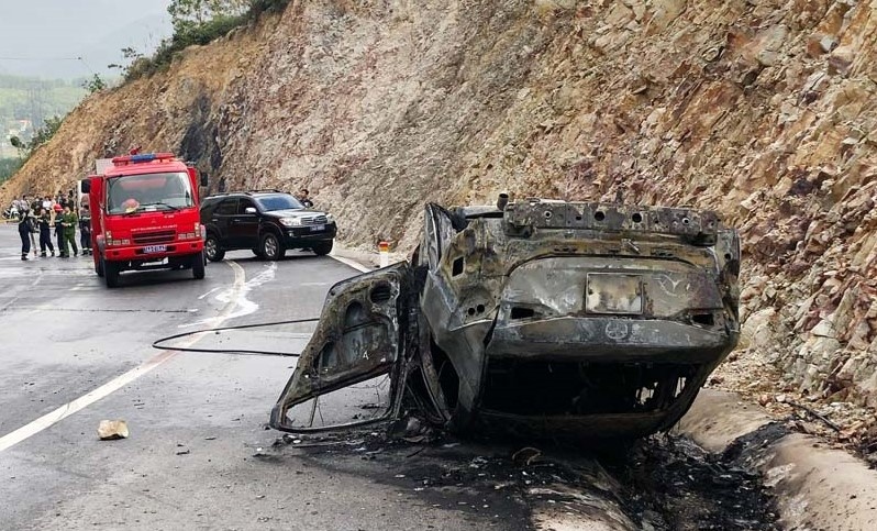 Dam vao vach nui, xe Mazda chay tro khung hinh anh