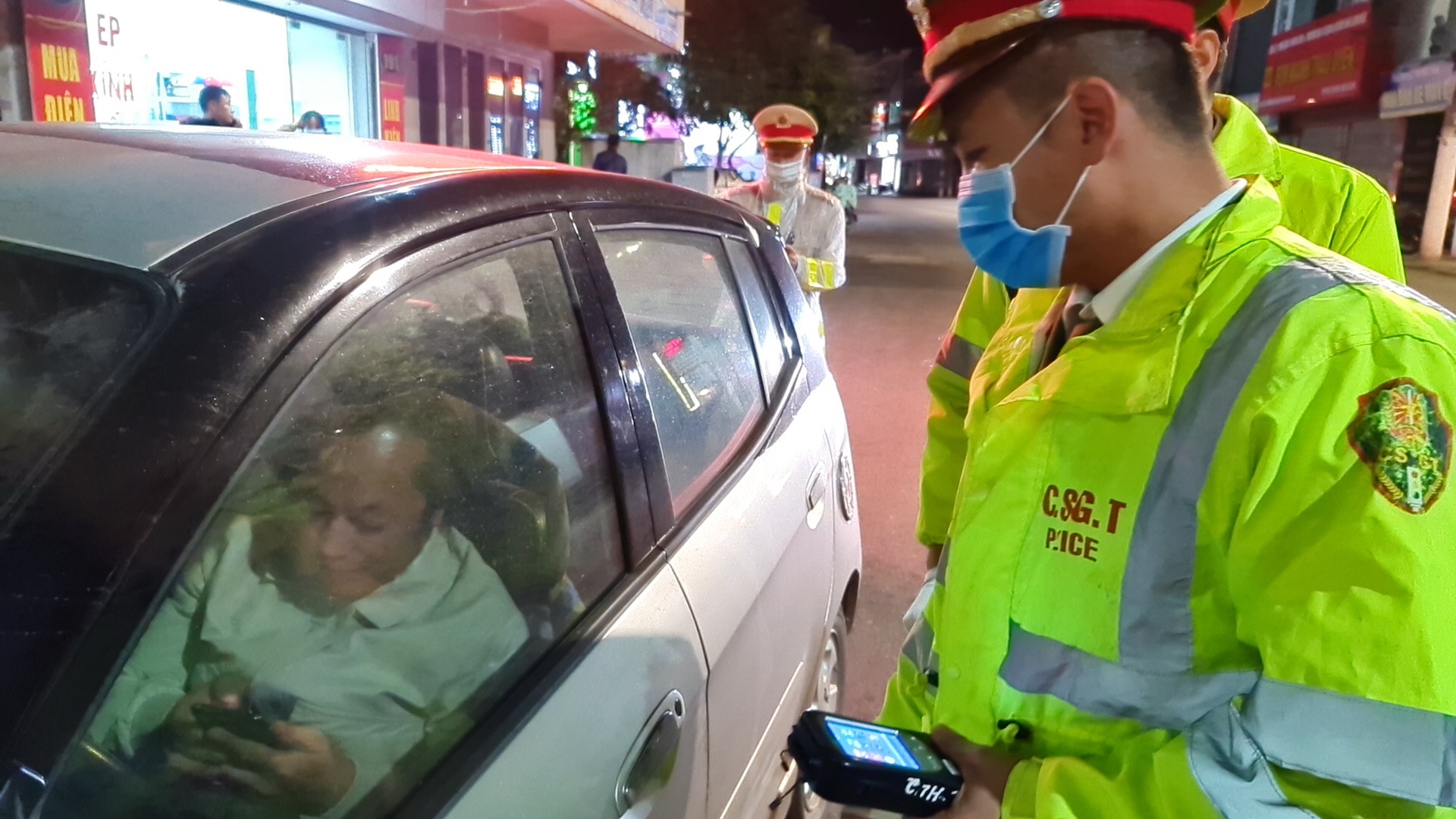 Tai xe uong ruou bia co thu tren xe, goi dien cau cuu hinh anh