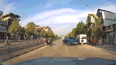 Treo qua dai phan cach de sang duong hinh anh