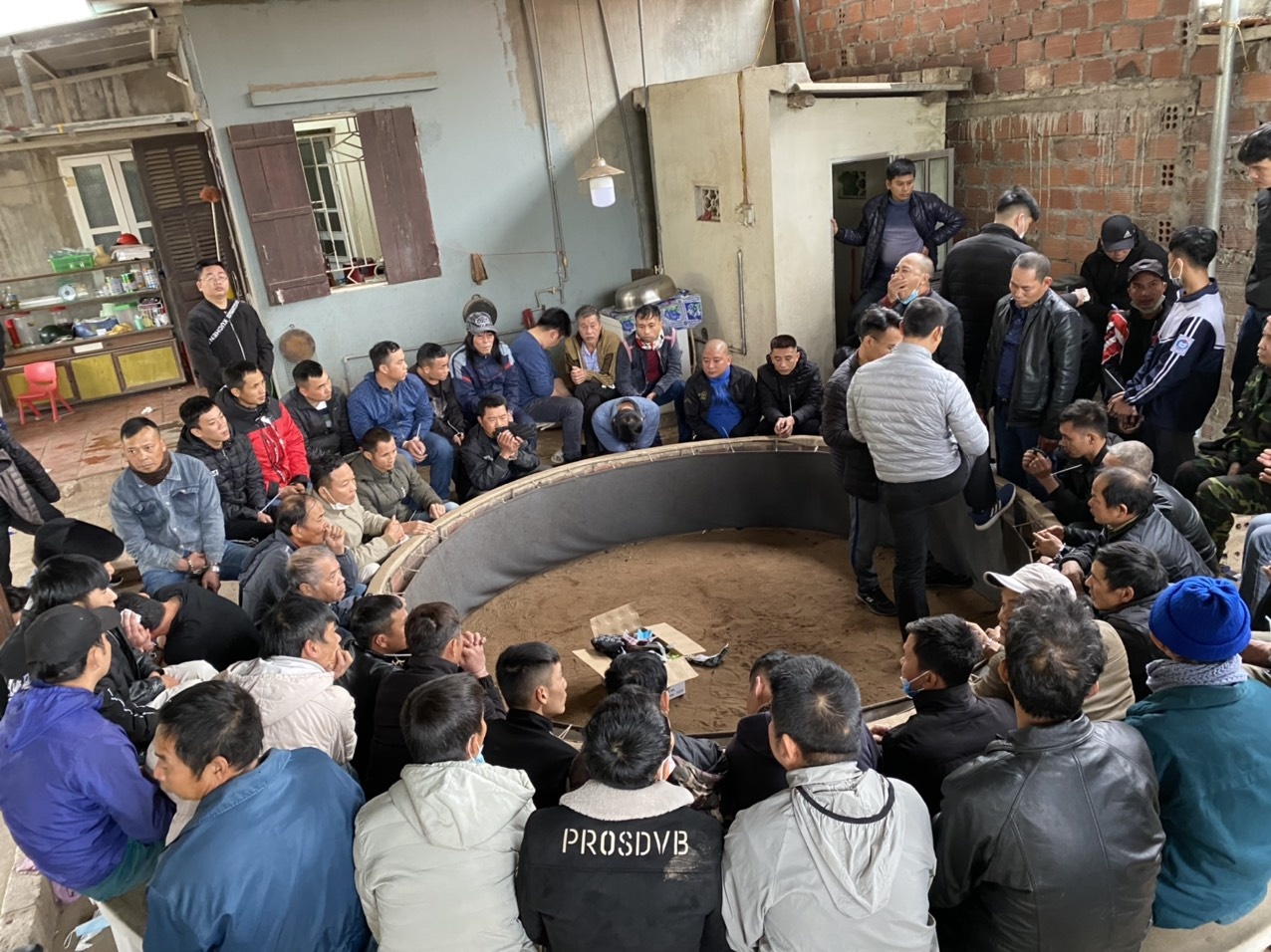 Soi ga trong nha ong lao 70 tuoi hinh anh