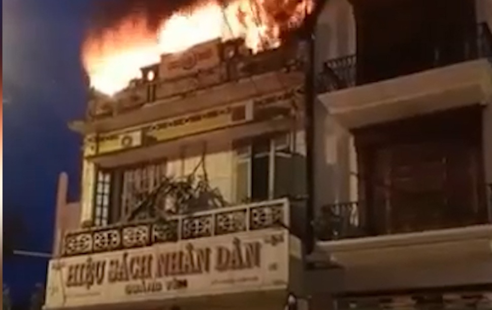 Hieu sach boc chay, dan dap cua bao chu nha hinh anh