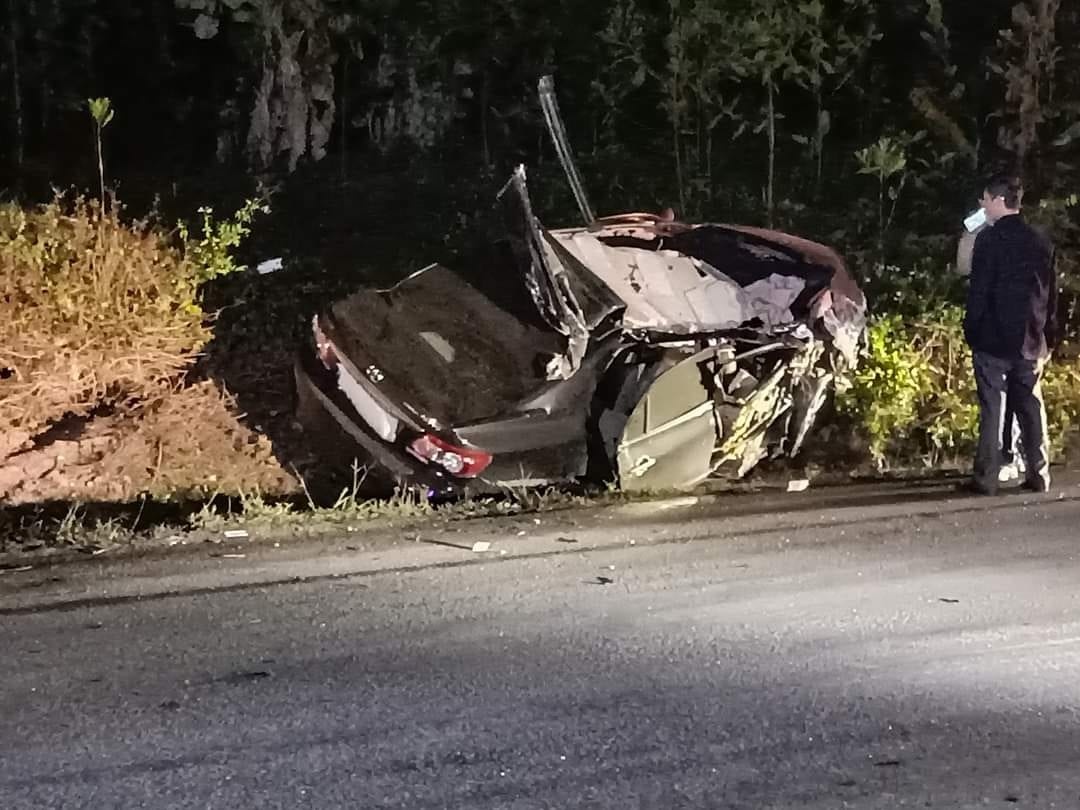 Oto bien xanh dam trung xe container, 4 nguoi cap cuu hinh anh