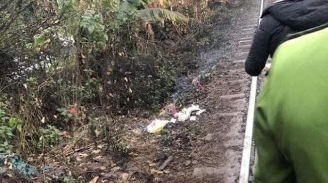 Thi the be trai so sinh bi bo ben duong tau hinh anh