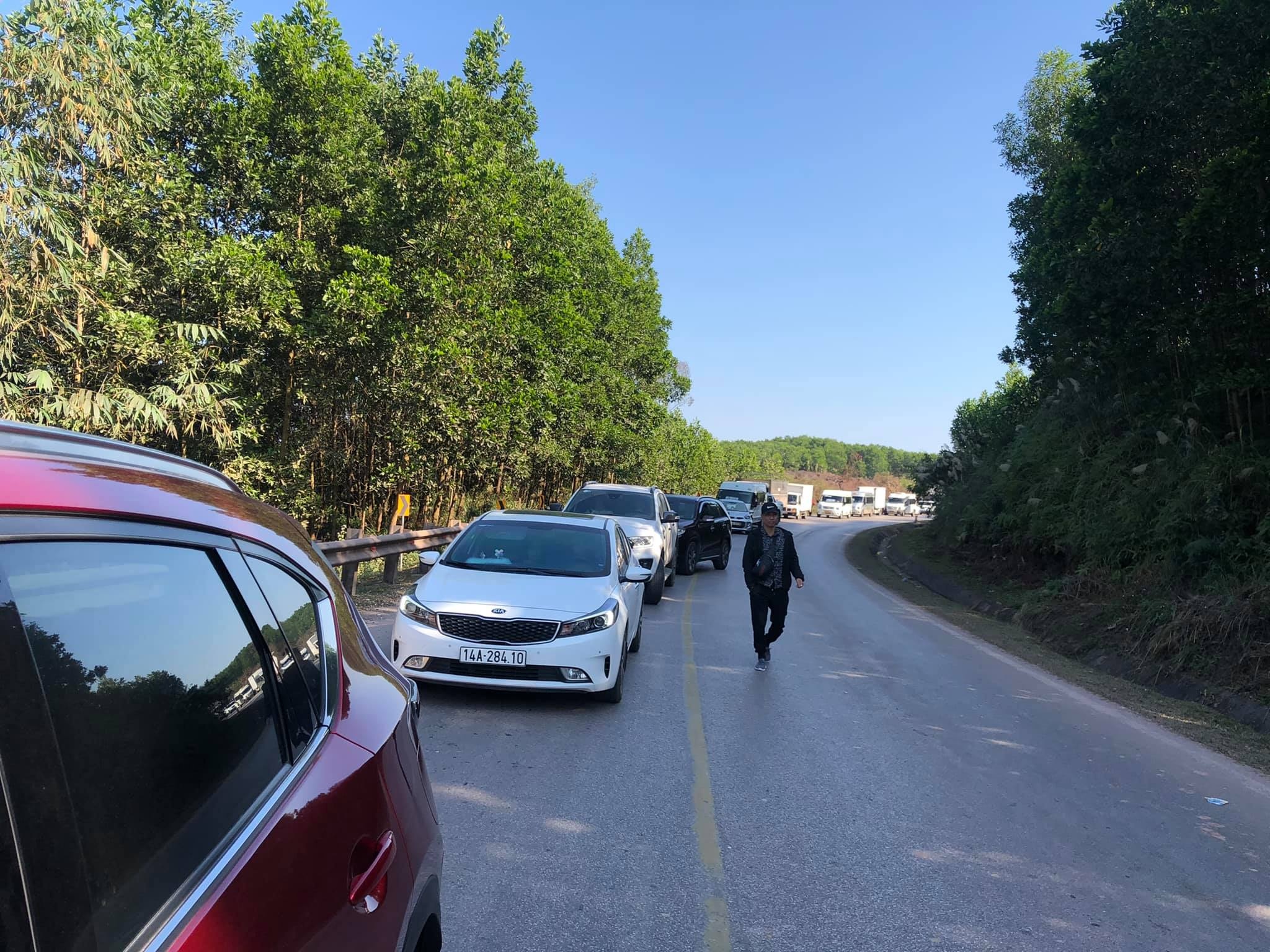 Truc vot xe tai roi xuong suoi anh 2