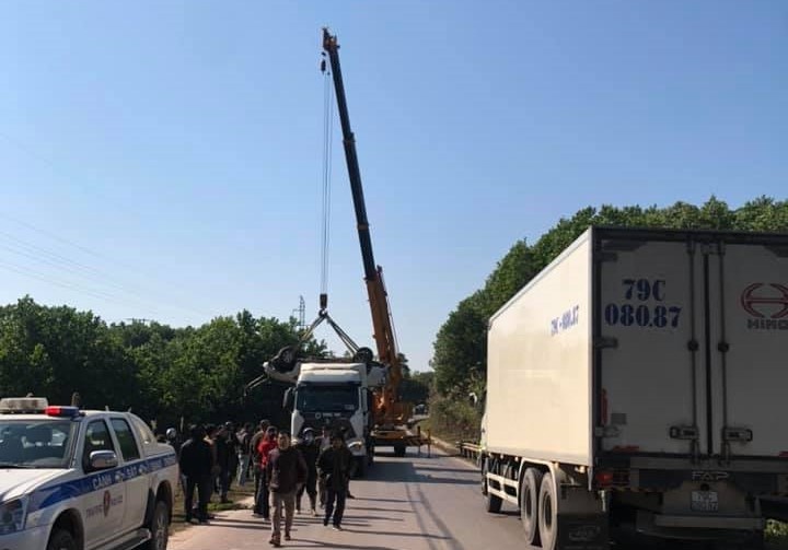 Truc vot oto roi xuong suoi lam 2 nguoi tu vong hinh anh