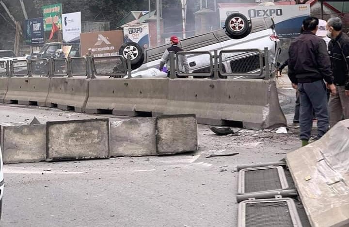 Xe Hyundai huc vang khoi be tong o dai phan cach roi lat ngua hinh anh