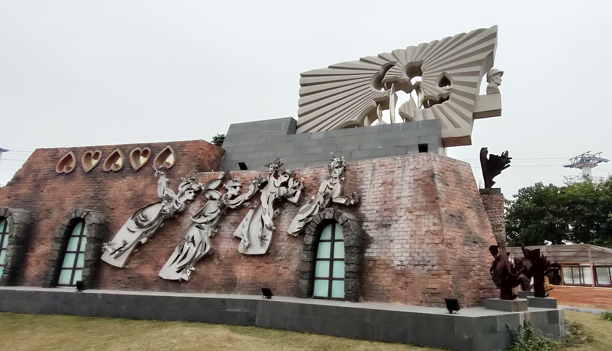 xam pham Tuong dai Dang Ba Hat anh 1