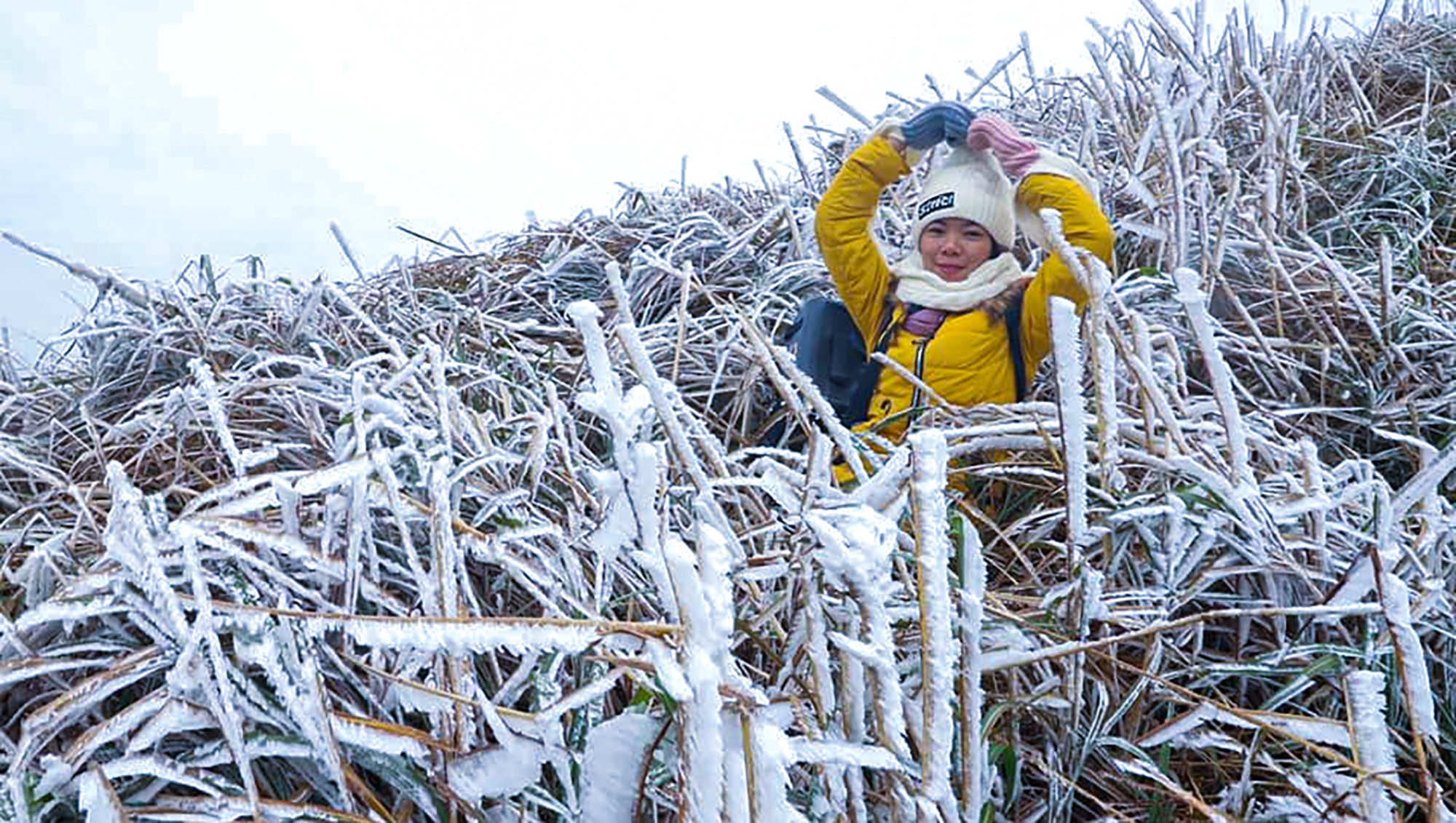 Bang tuyet phu trang xoa duong len bien gioi hinh anh