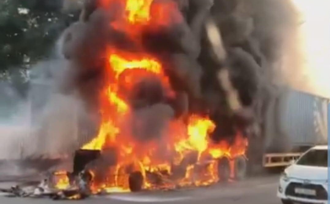 Xe container boc chay tren quoc lo hinh anh