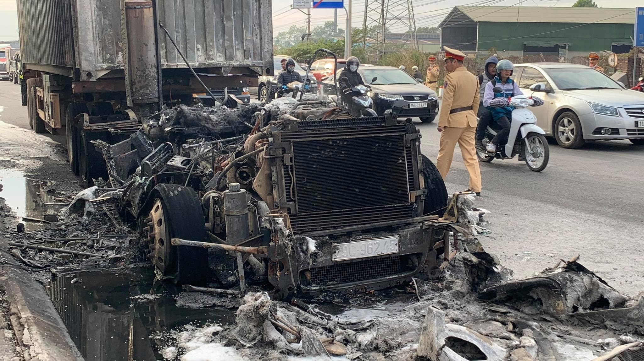 Xe container boc chay anh 1