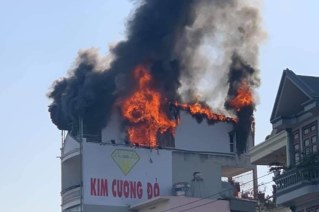 Chay anh vien ao cuoi o Ha Long hinh anh