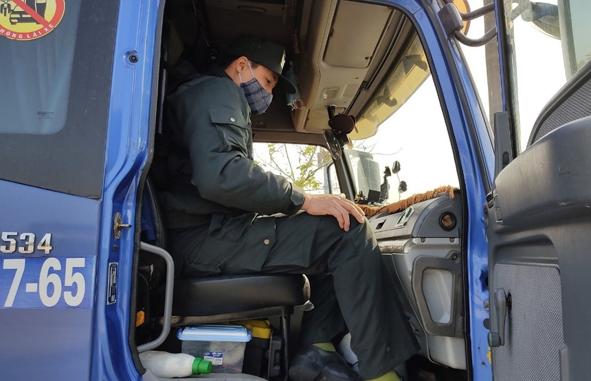 doan xe cho 300 tan hang lau anh 2