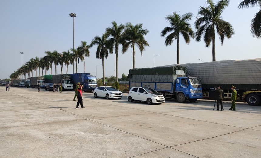 doan xe cho 300 tan hang lau anh 1