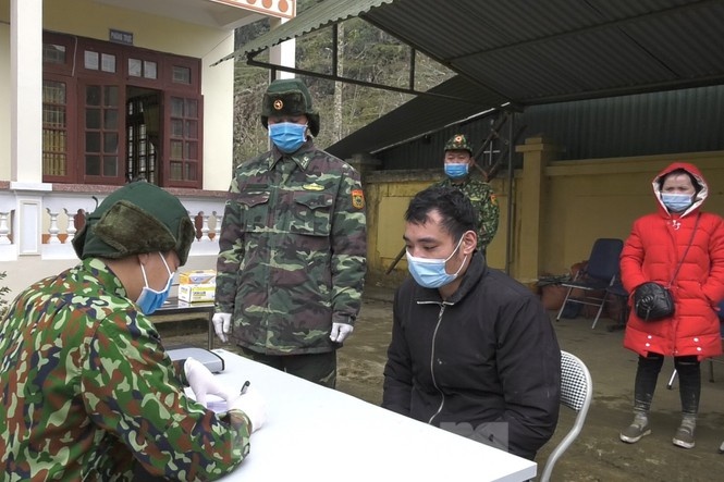 Bien phong Lao Cai bat giu 35 nguoi nhap canh trai phep hinh anh