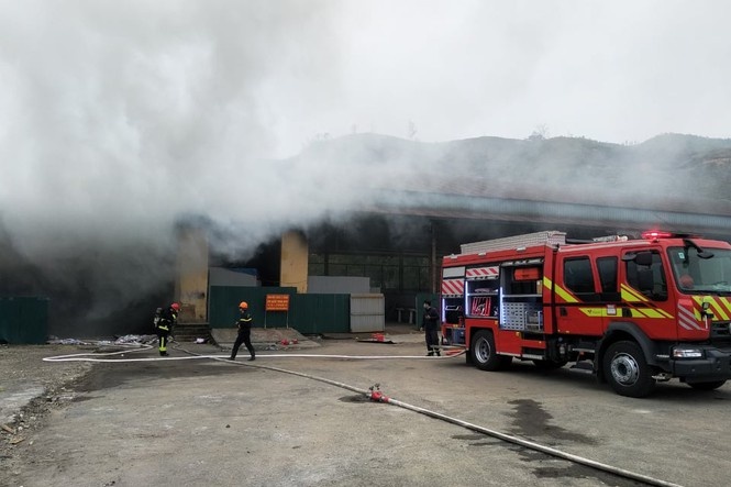 Chay kho hang gan cua khau Bac Phong Sinh hinh anh