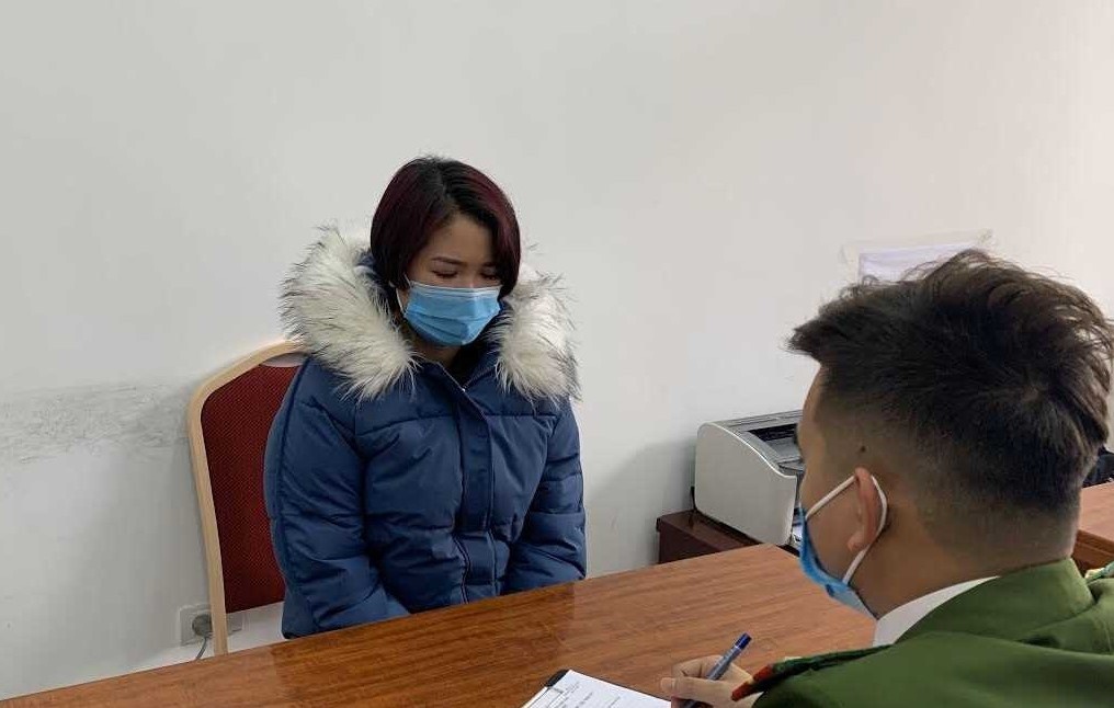 Khach lay trom vang cua co dau trong dam cuoi hinh anh