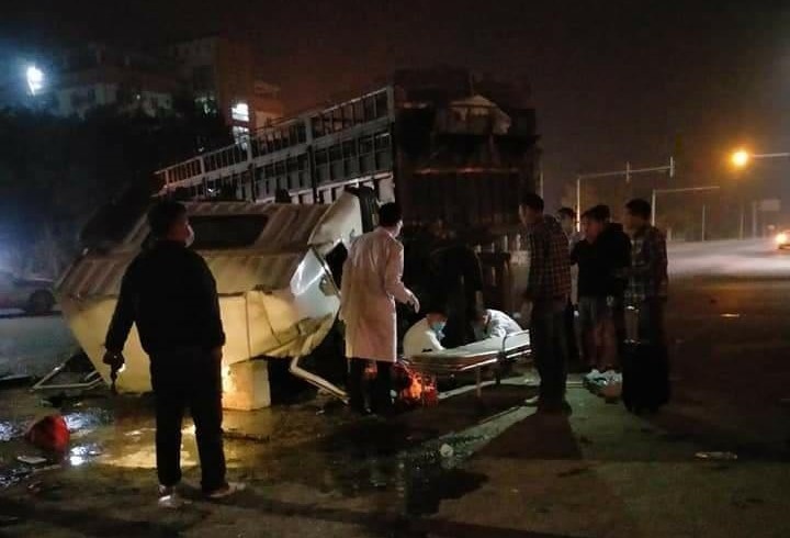 Va cham voi xe khach, tai xe xe may tu vong hinh anh