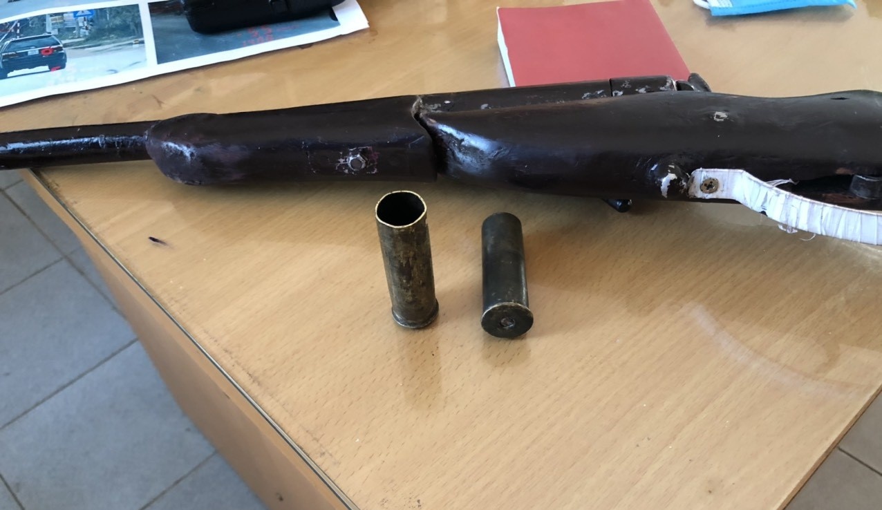 Nguoi di xe SH mang theo sung hoa cai hinh anh