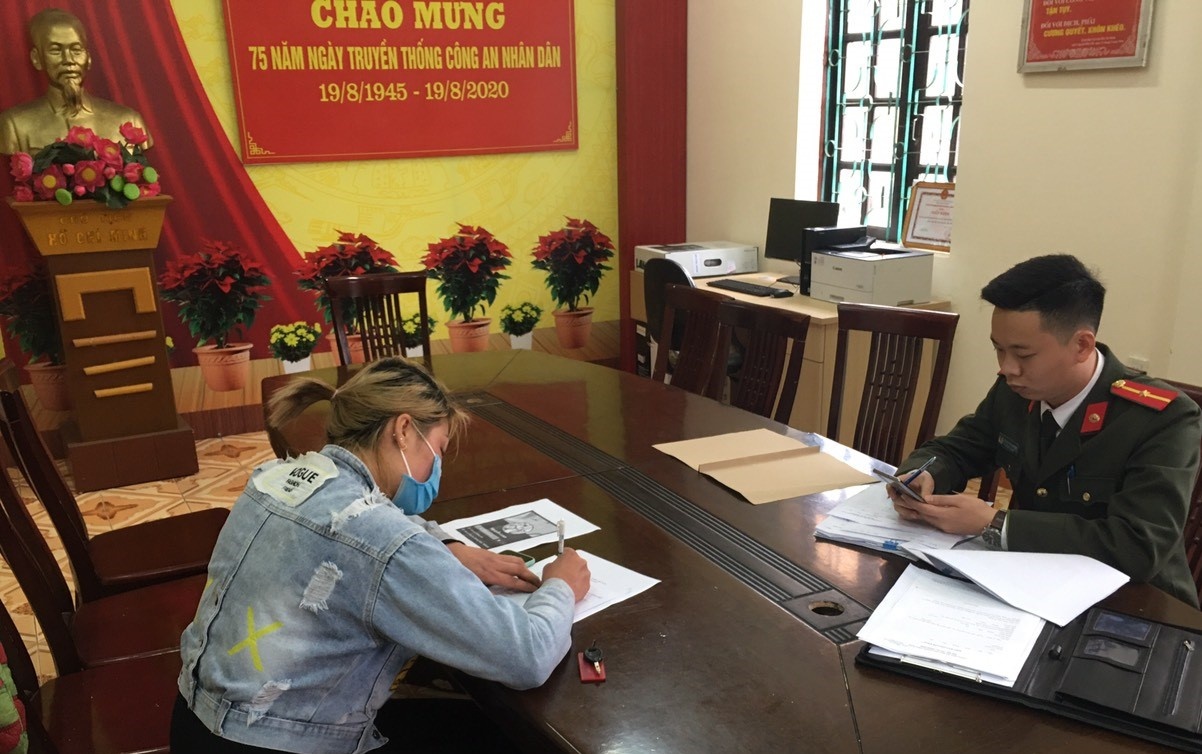 Tung tin tre em bi bat coc len mang xa hoi hinh anh