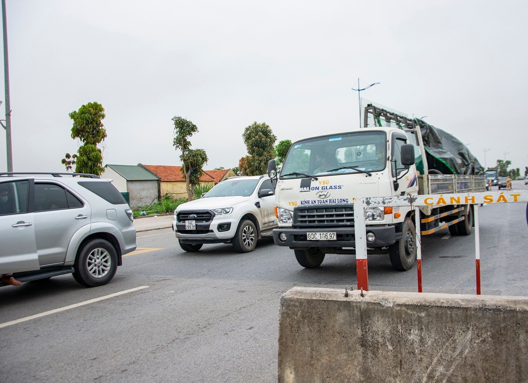 Lap chot kiem soat duong ra vao Ha Long hinh anh