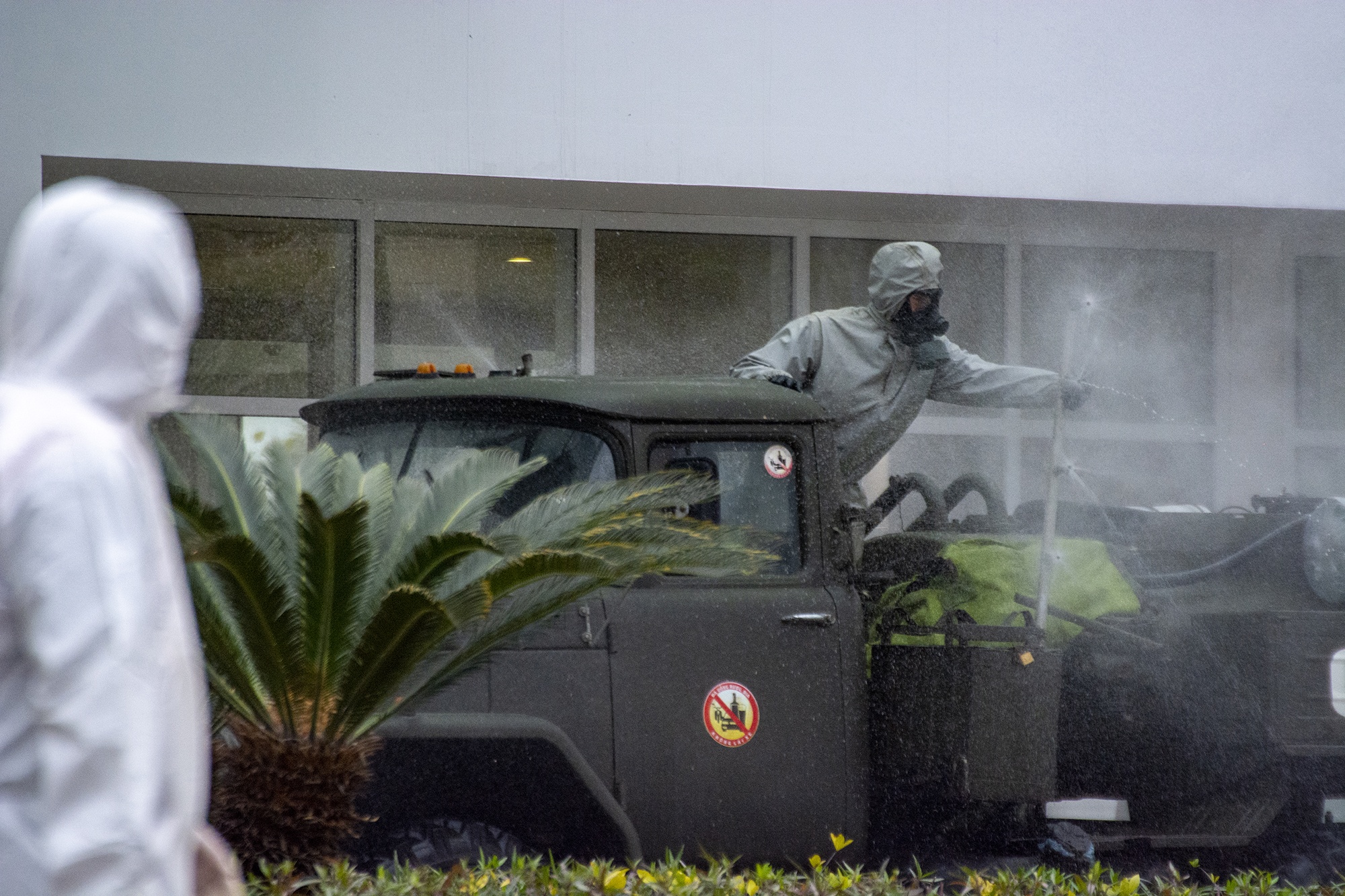 Phun khu trung benh vien anh 10