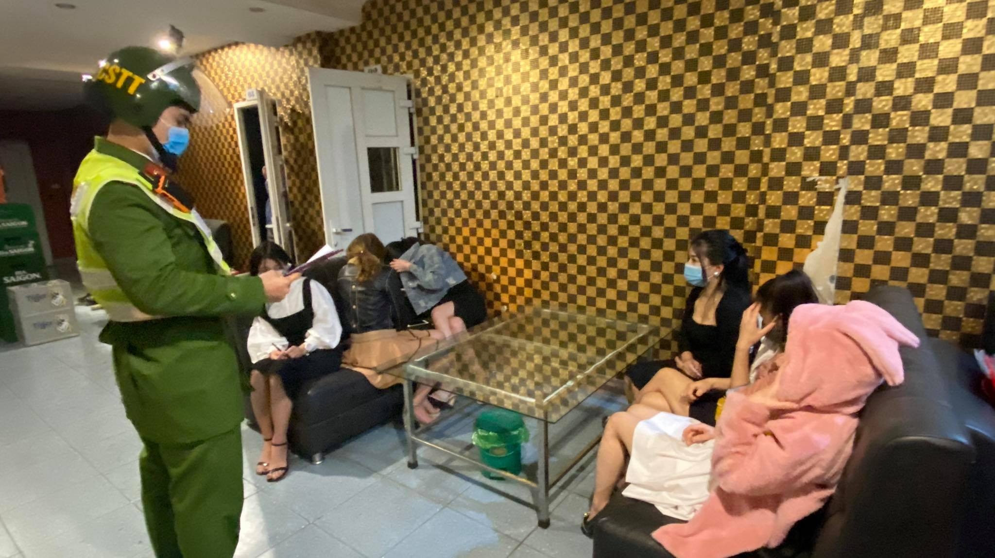 Chu quan va nguoi hat karaoke o Ha Long bi phat 43 trieu hinh anh