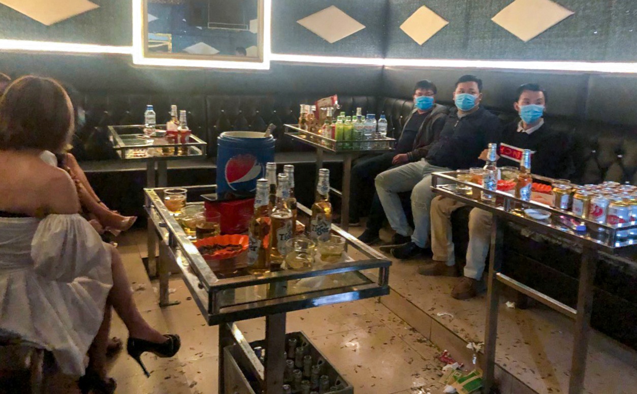 Xu phat nam thanh nien dang tim kiem ‘tay vin’ karaoke hinh anh