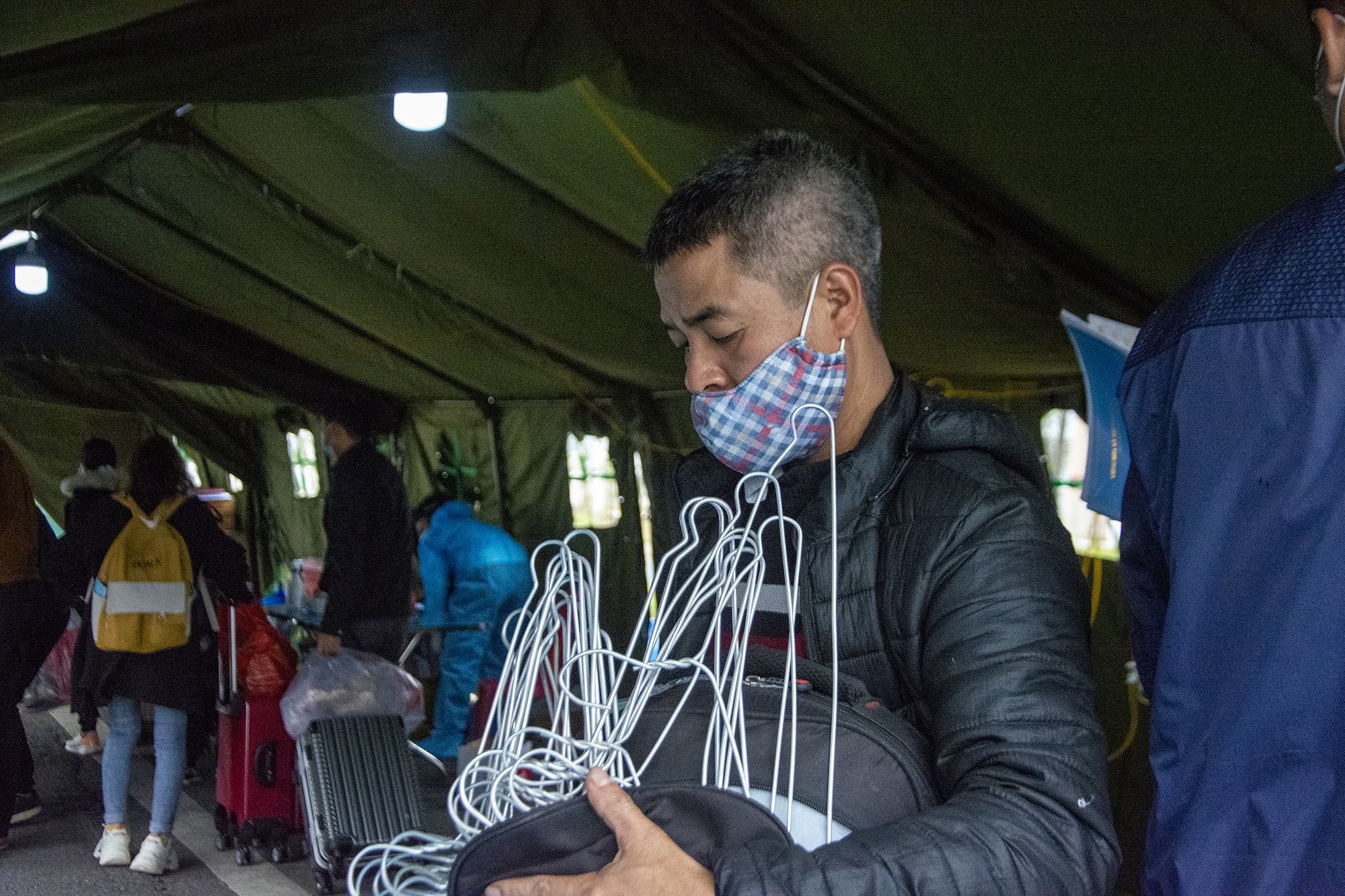 Nguoi lao dong ve que an tet anh 10