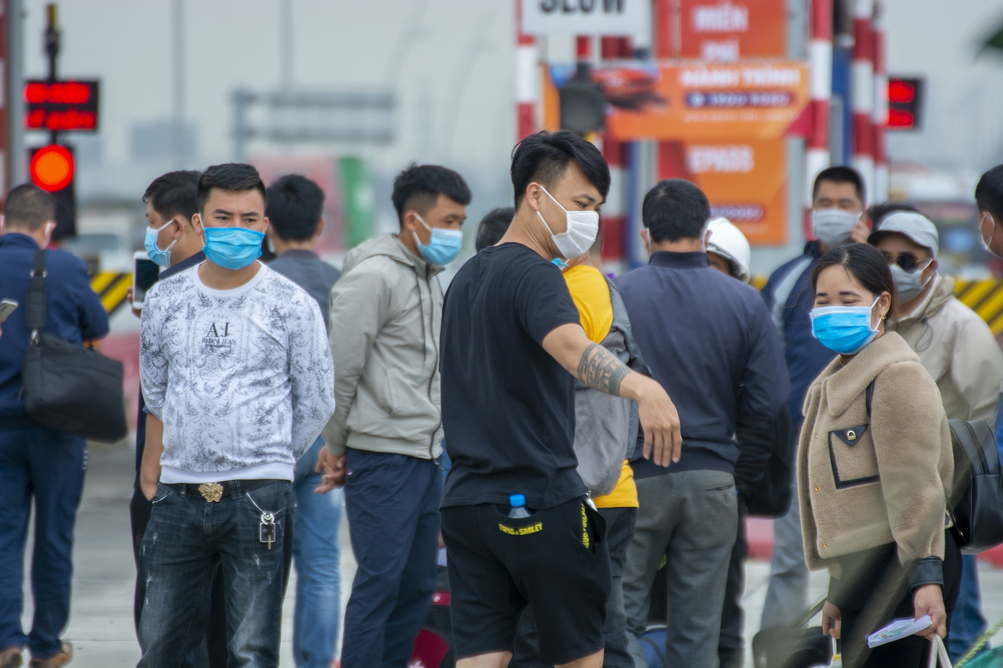 Nguoi lao dong ve que an tet anh 9