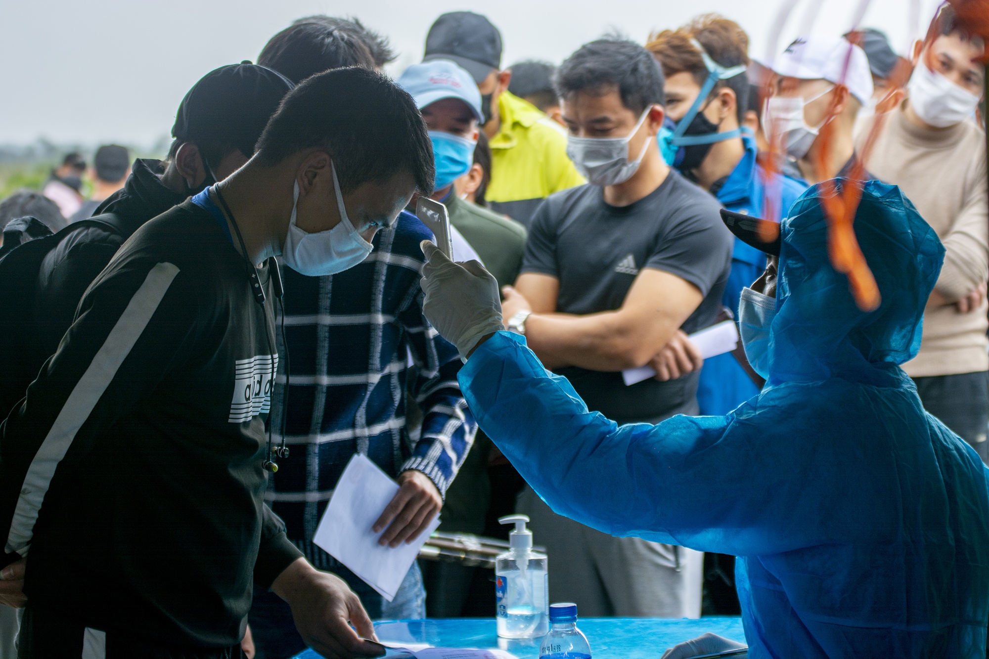 Nguoi lao dong ve que an tet anh 6