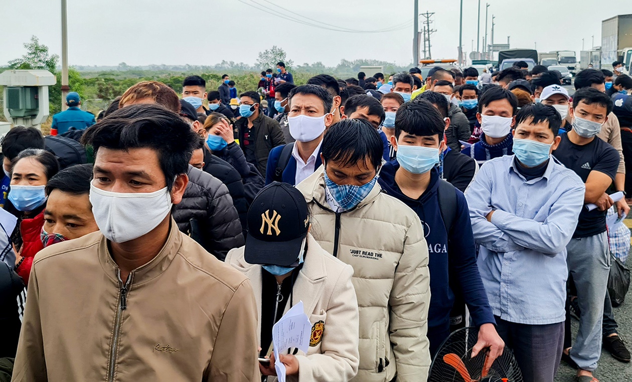 Nguoi lao dong xep hang roi Quang Ninh ve que an Tet hinh anh