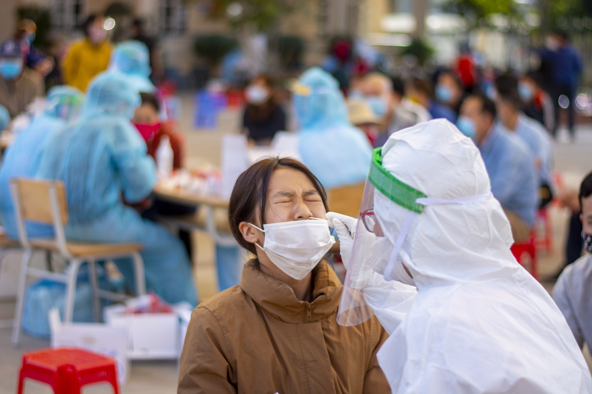 Lay hon 8.000 mau xet nghiem trong cong dong o Ha Long hinh anh