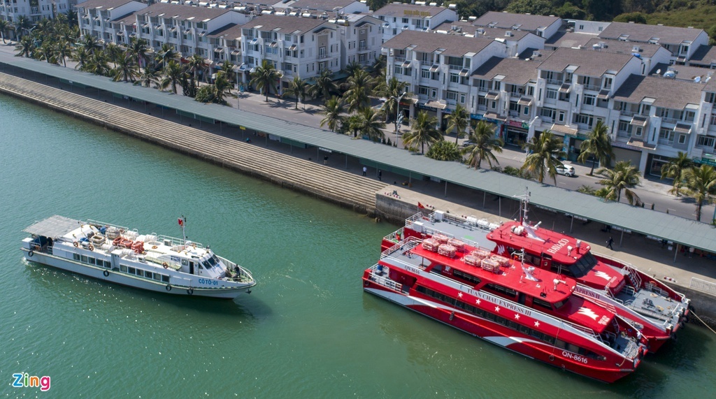 Chuyen tau sum hop mien phi anh 1