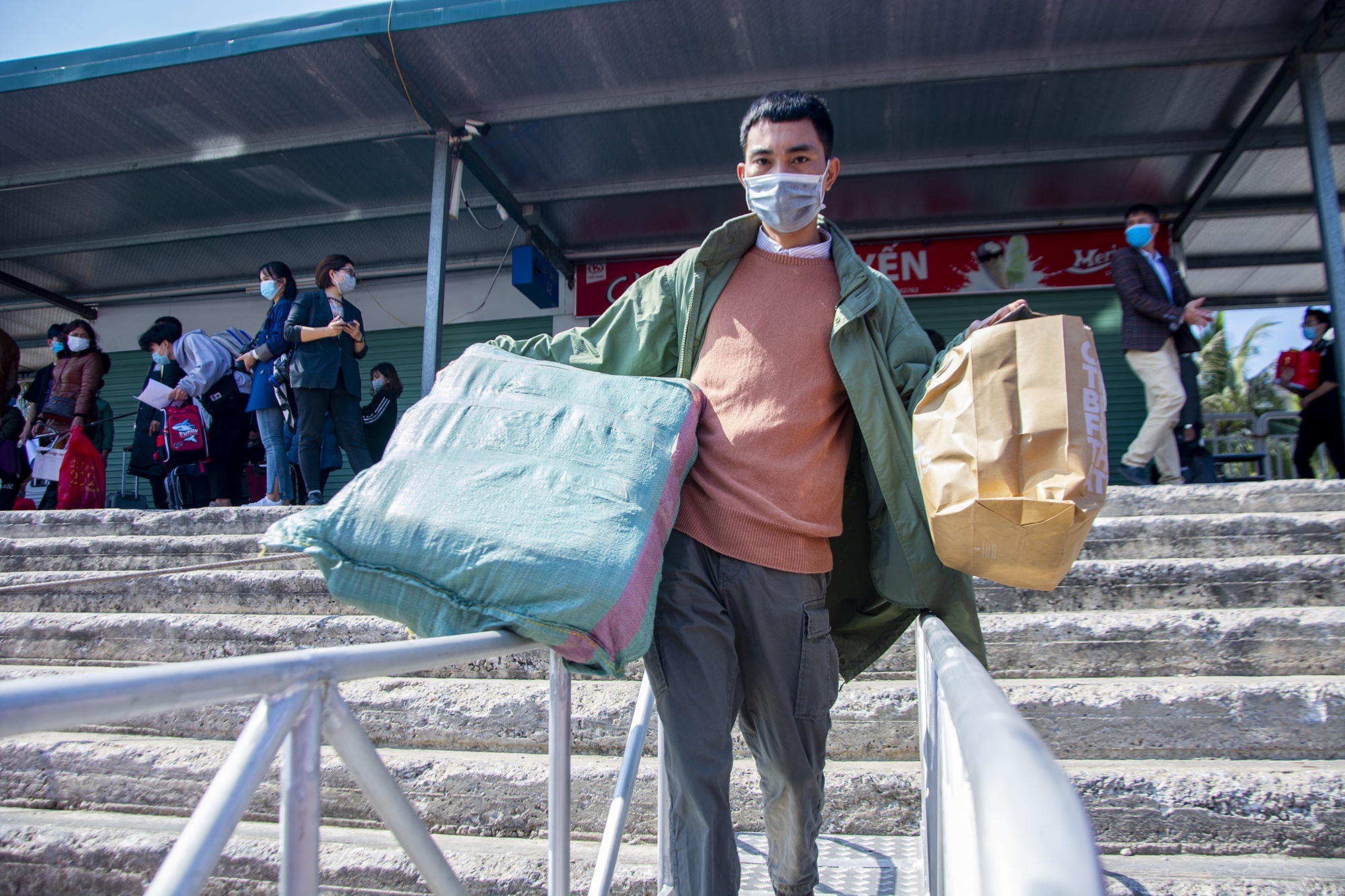 Dua 300 nguoi ra dao Co To mien phi de don Tet hinh anh