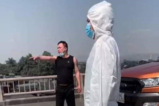 Tam giu nguoi chui boi, danh can bo chot kiem dich hinh anh