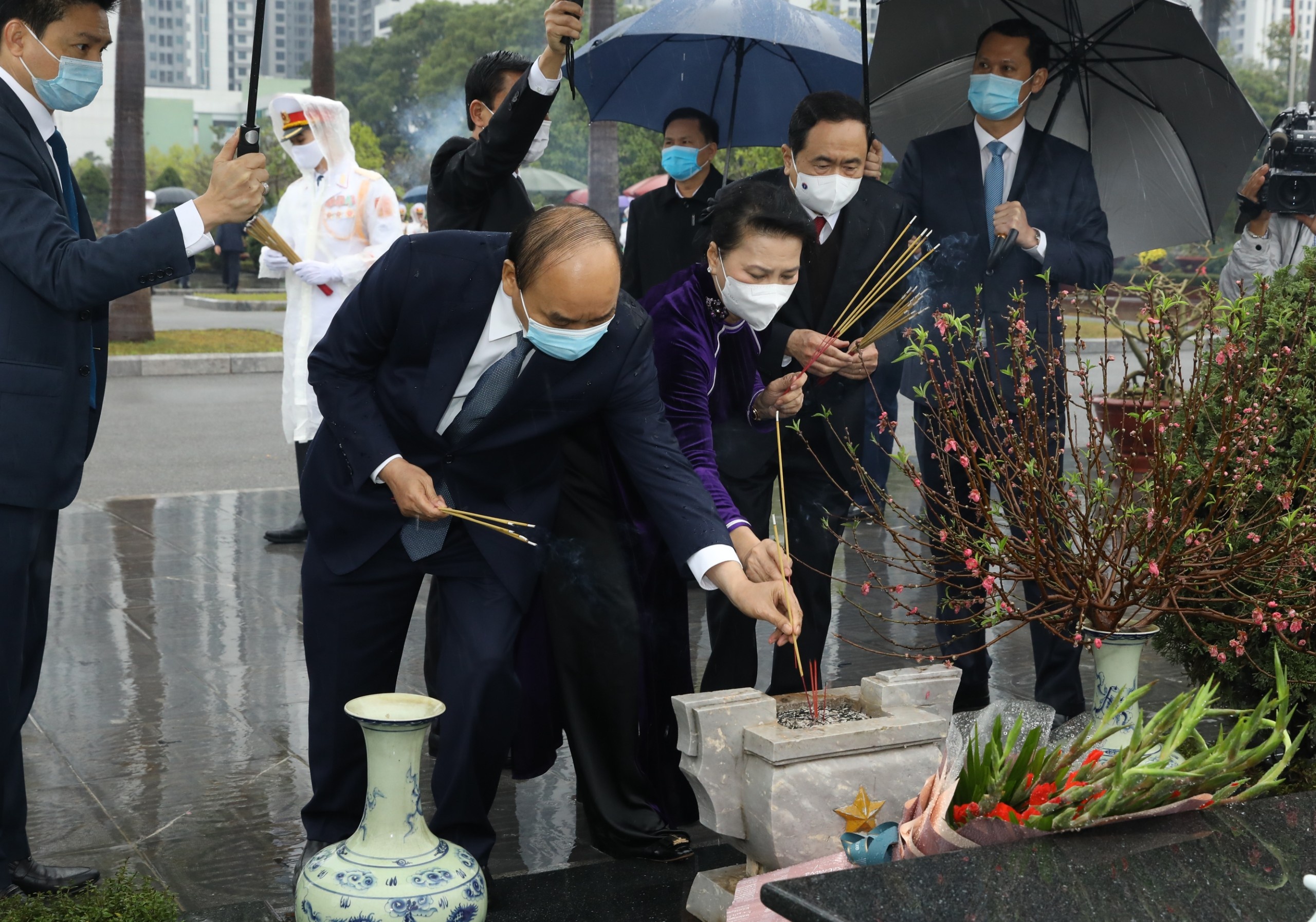 Vieng Chu tich Ho Chi Minh anh 2
