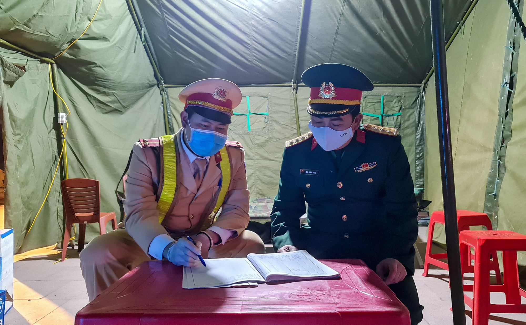 Gan 600 nguoi don Tet tai cac chot kiem soat dich o Dong Trieu hinh anh