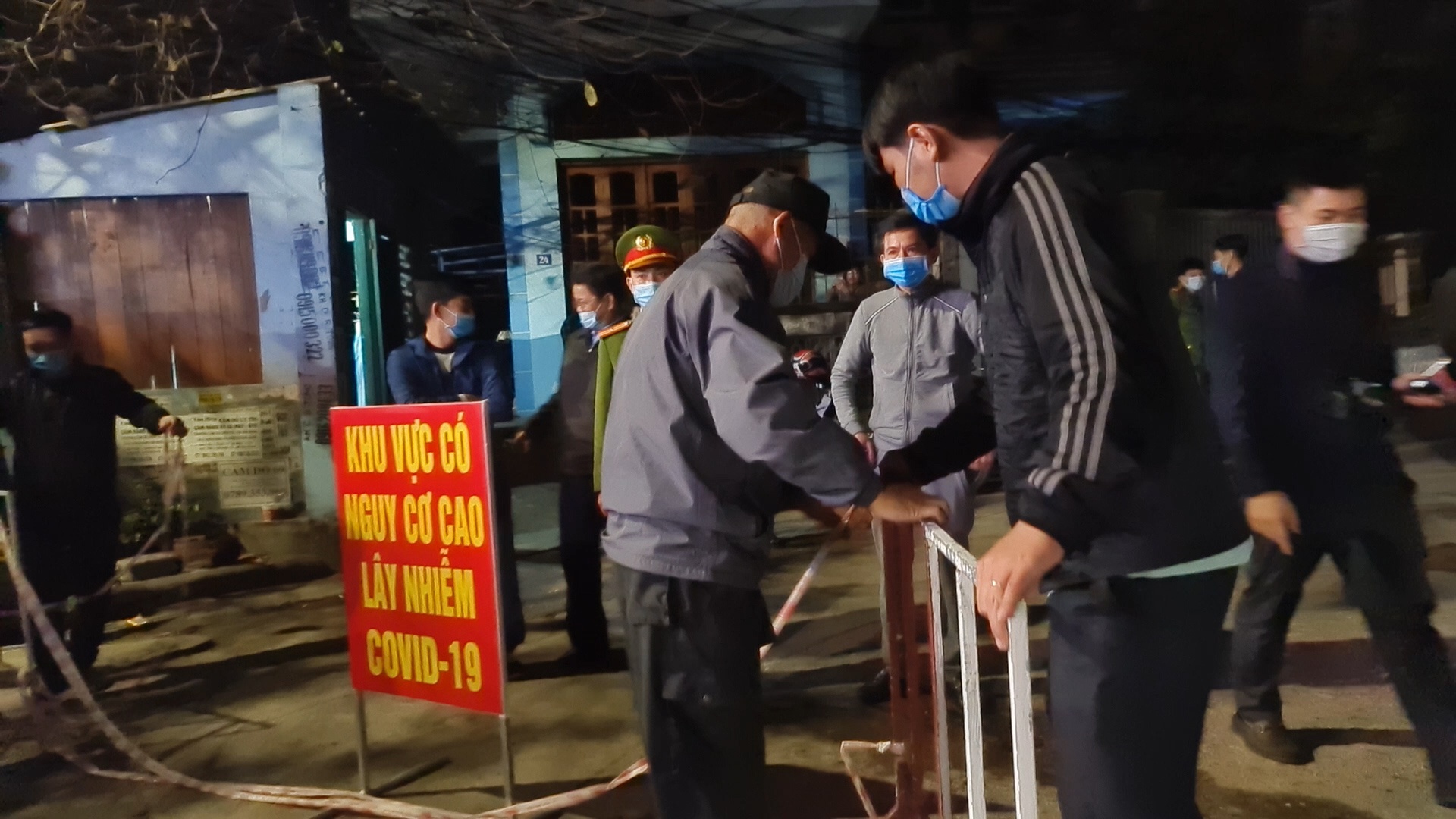 Nguoi dan nhay mua, ho reo khi duoc do phong toa dung ngay 30 Tet hinh anh