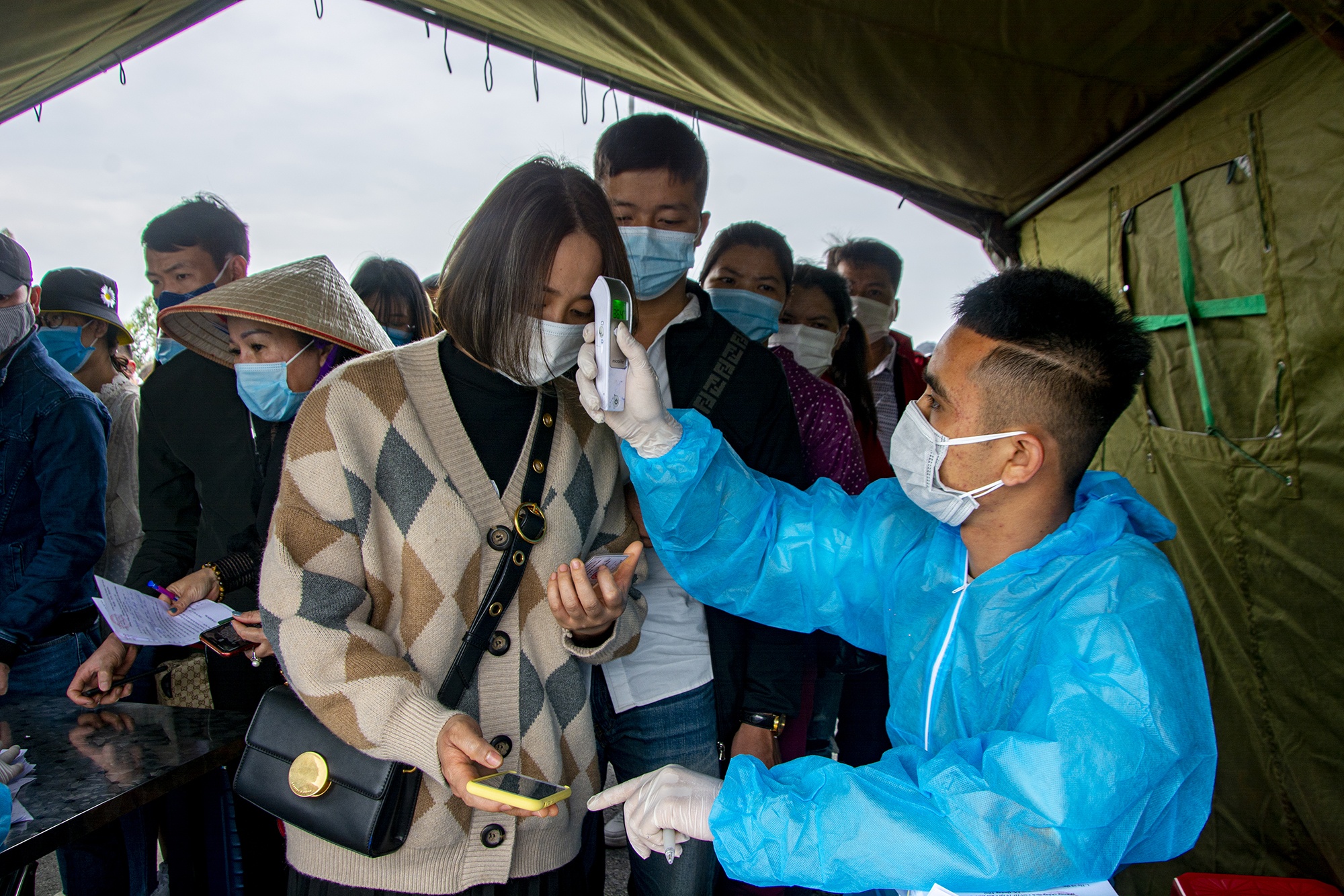 Nguoi dan hoi ha tro lai Quang Ninh sau ky nghi Tet hinh anh