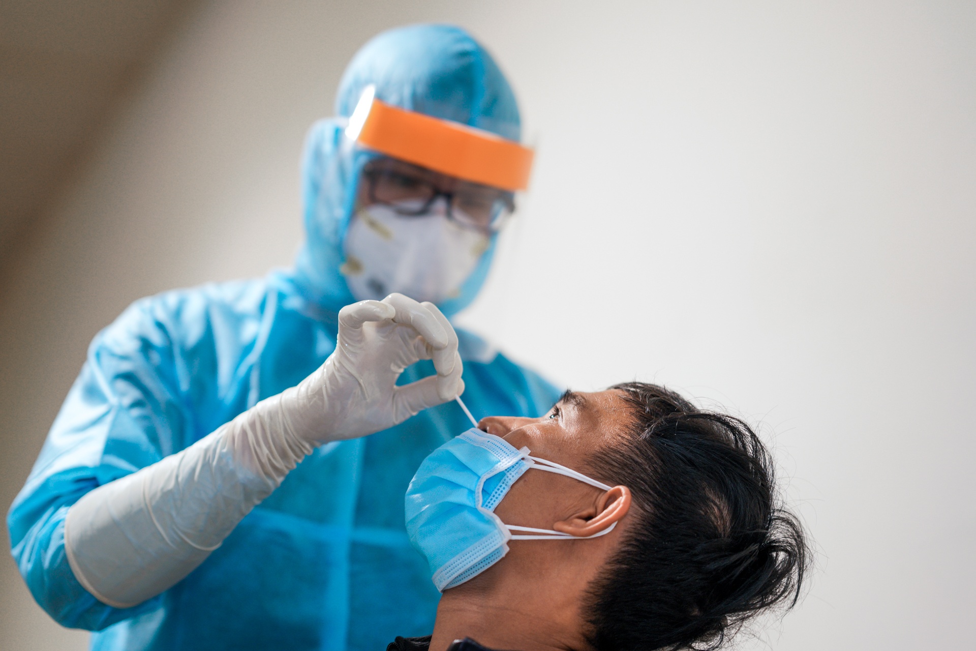 Truy tim nguoi tiep xuc voi cong nhan nhiem Covid-19 hinh anh